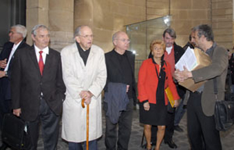 M. Raymond Aubrac devant Matignon le 18 octobre 2008 en soutien aux victimes des essais nucléaires français