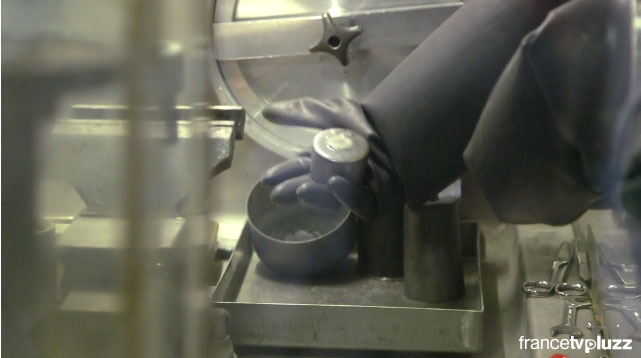 Manipulation de plutonium à Valduc (extrait du documentaire)